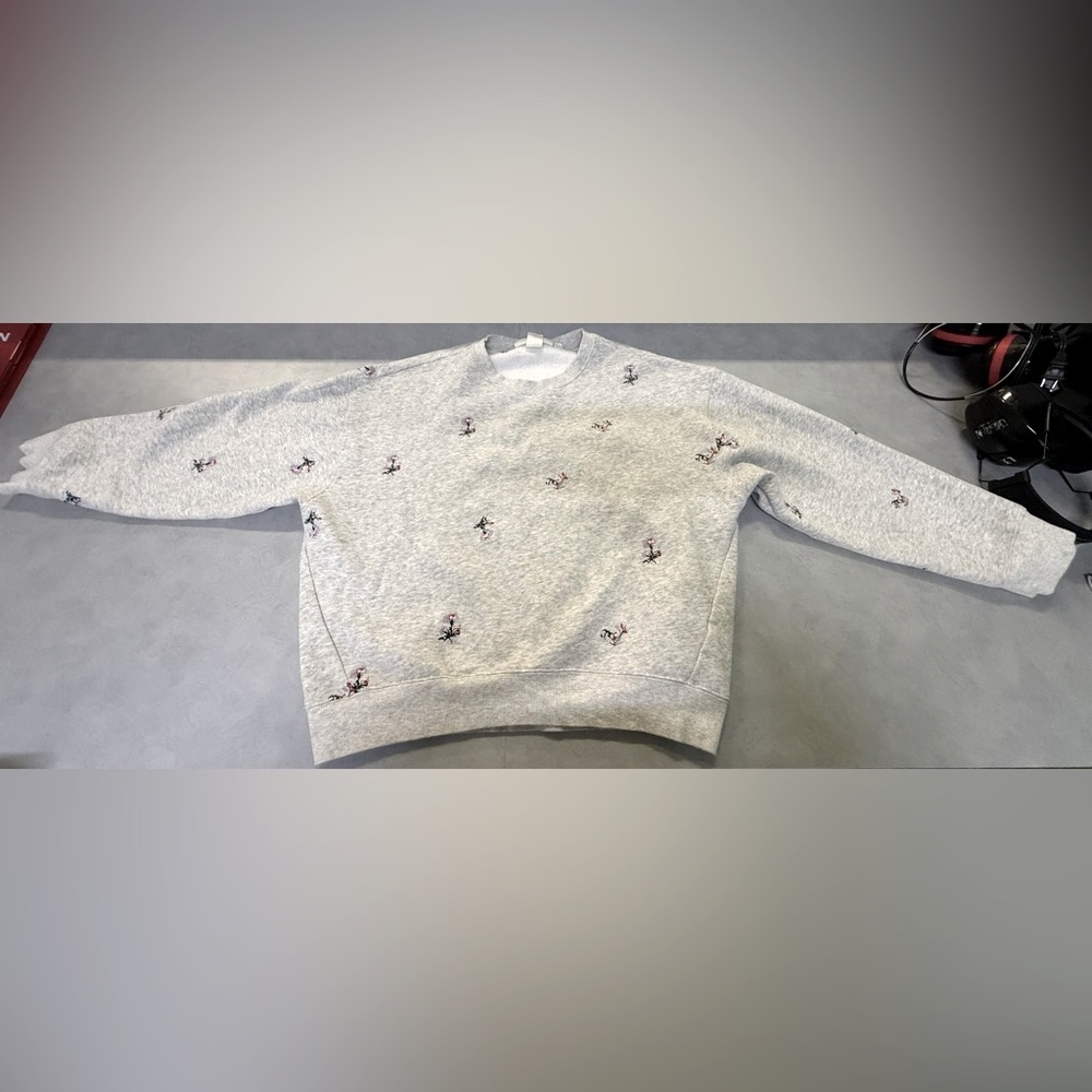 H&M grey sweater with flowers